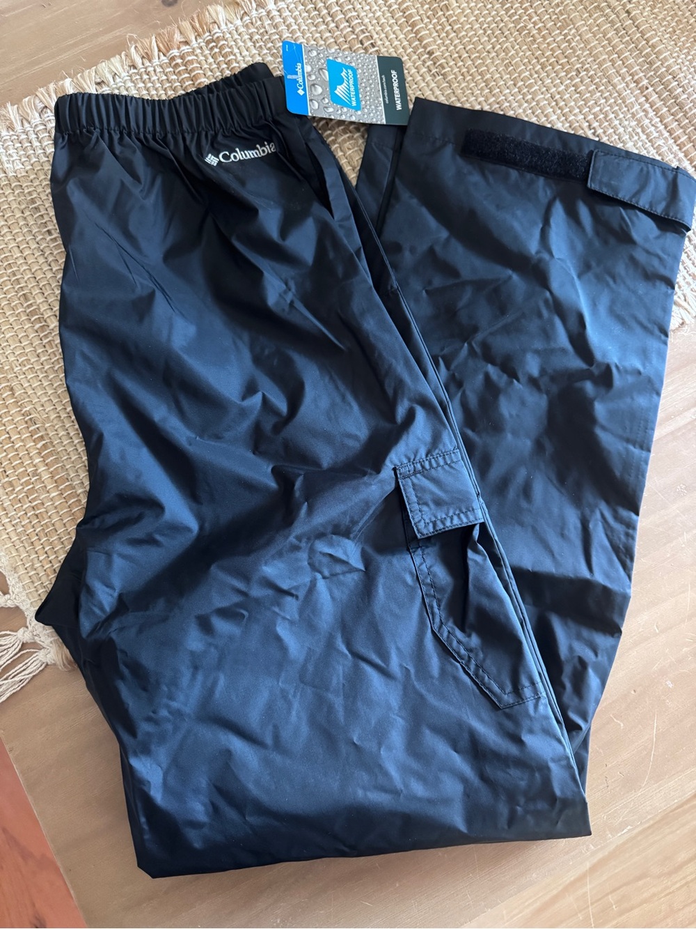 Columbia cypress brook 3 water proof pants in black. New with tags
Youth XL